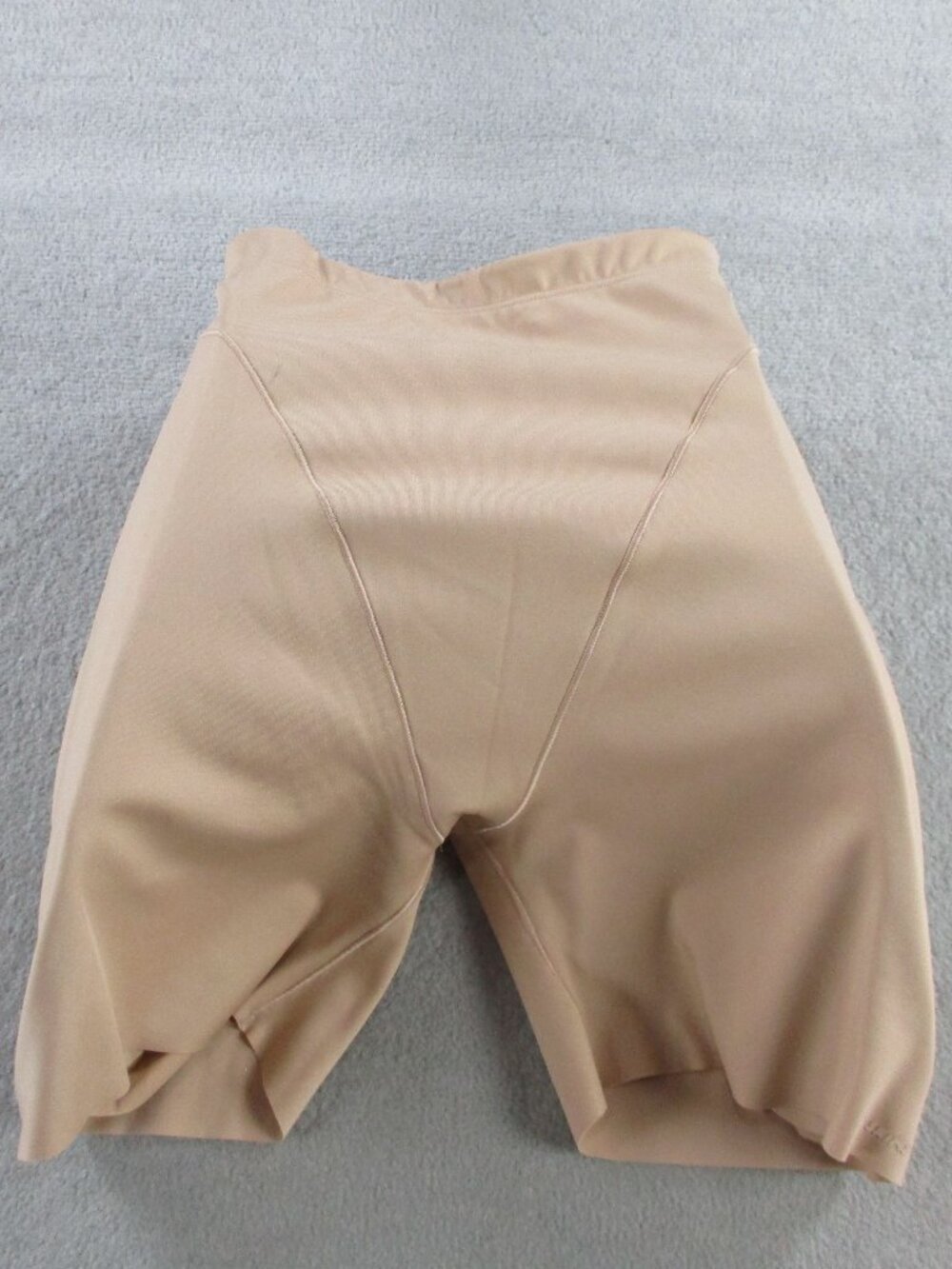 SKIMS Hip and Butt Enhancing Mid Thigh Shorts Womens Medium Clay Padded Shaping
